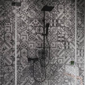 Elleci Squerto Lux Modern Black Shower Kit with Square Shower Head 20x20
